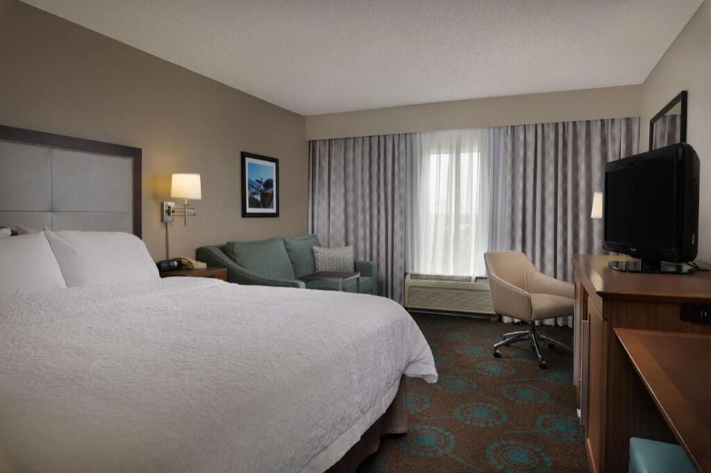 Premium bedding, in-room safe, desk, laptop workspace