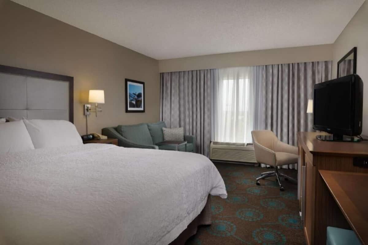 Roupas de cama premium, cofres nos quartos, escrivaninha