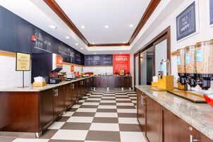 Café da manhã com buffet grátis todos os dias