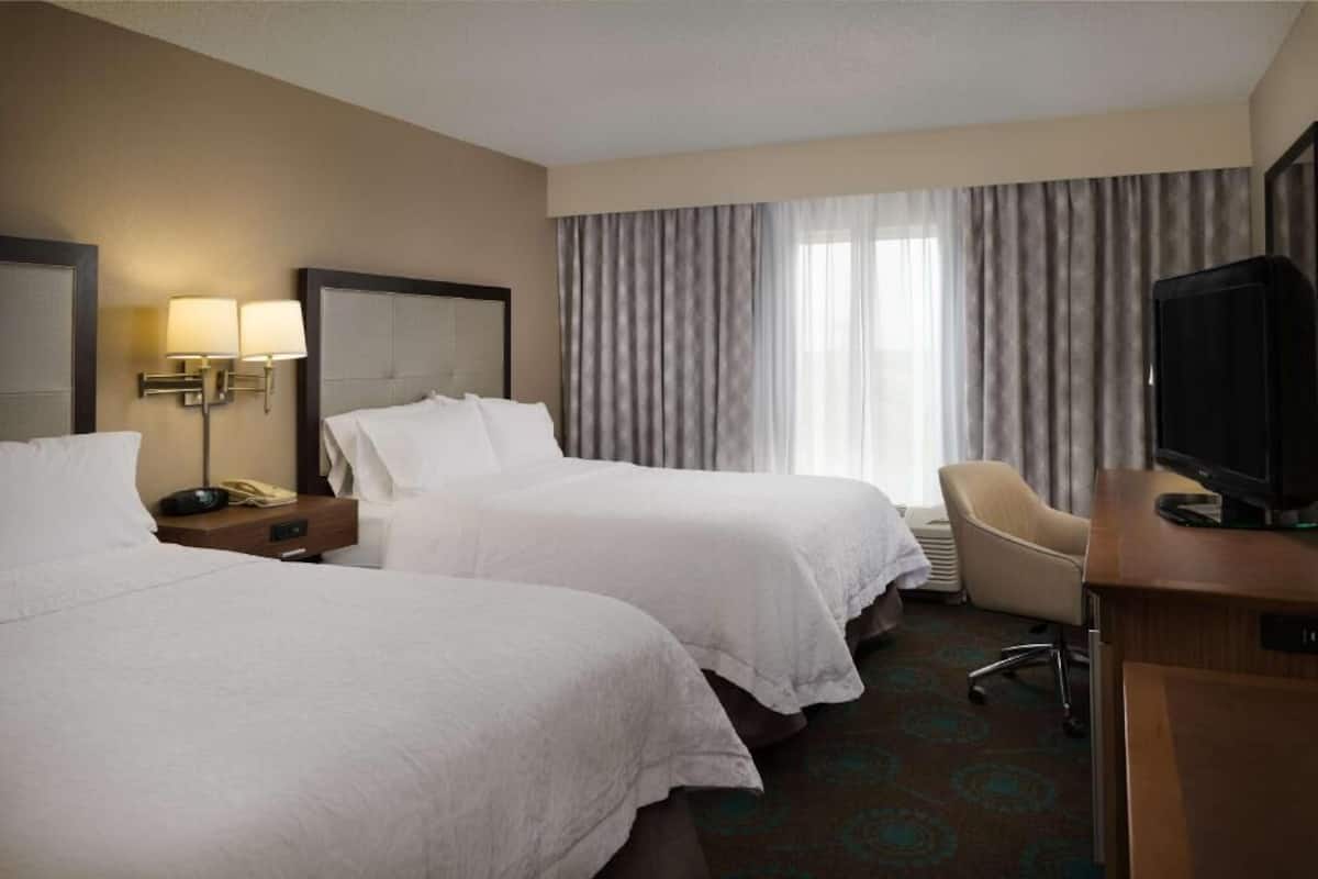 Roupas de cama premium, cofres nos quartos, escrivaninha