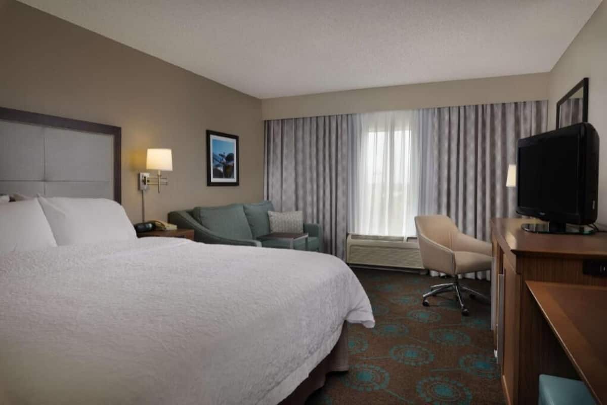 Roupas de cama premium, cofres nos quartos, escrivaninha