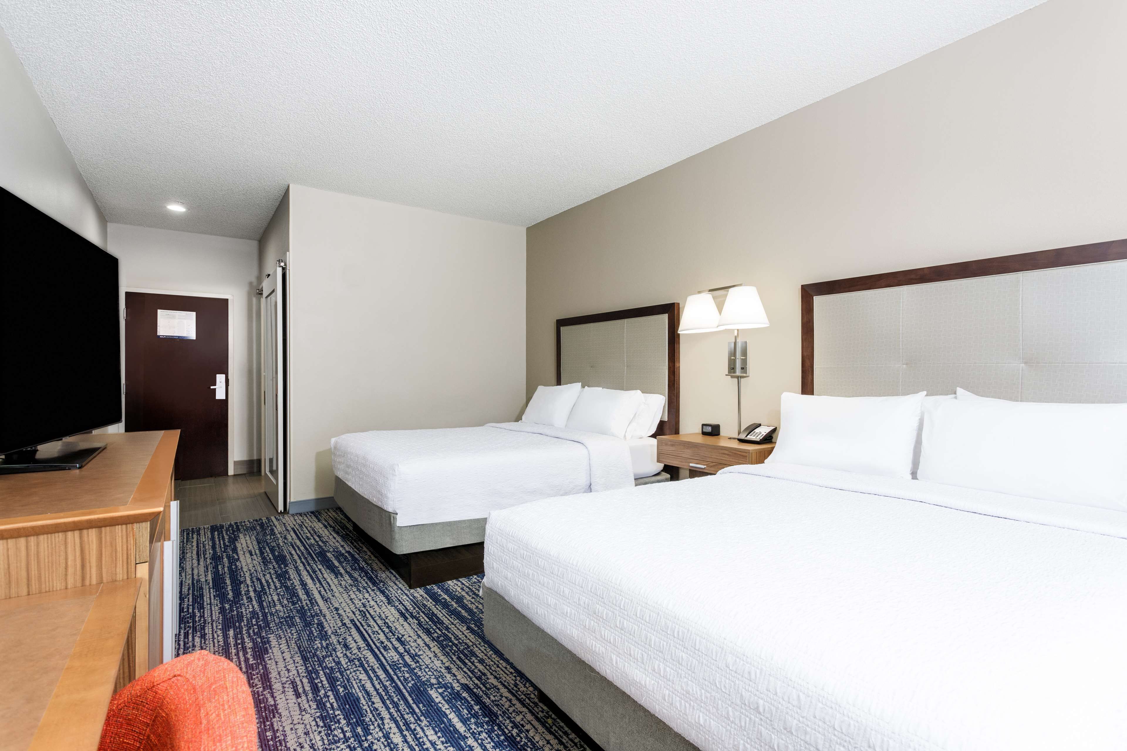 premium bedding, in-room safe, desk, laptop workspace