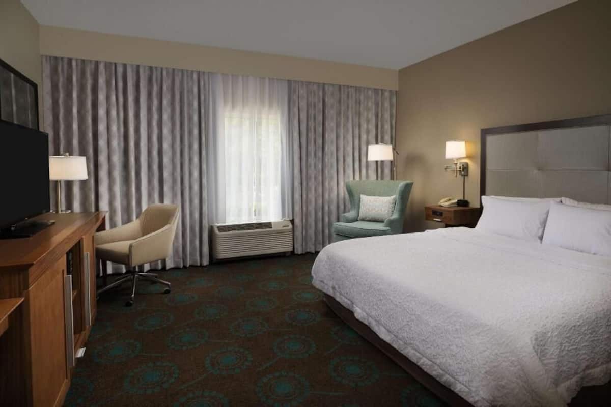 Roupas de cama premium, cofres nos quartos, escrivaninha