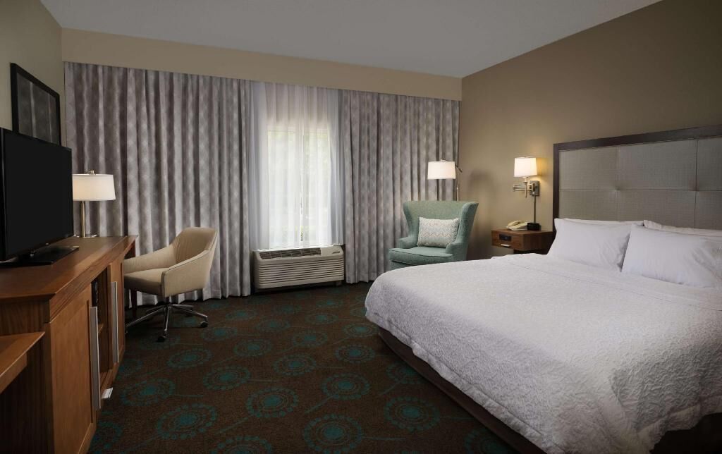 Premium bedding, in-room safe, desk, laptop workspace