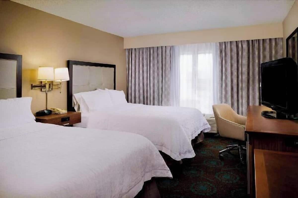 Roupas de cama premium, cofres nos quartos, escrivaninha