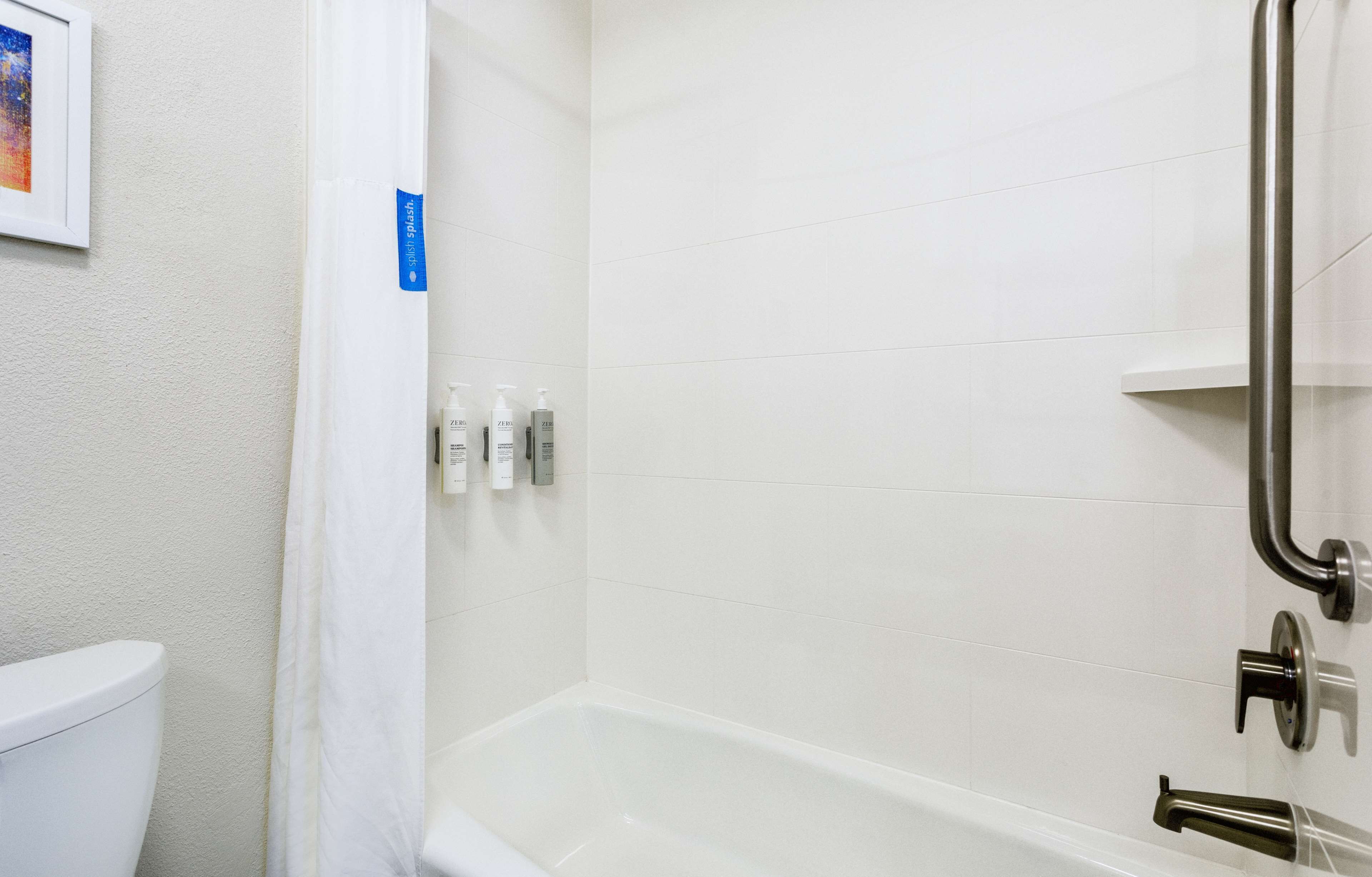 combined shower/bathtub, free toiletries, hair dryer, towels