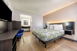 Desk, laptop workspace, free WiFi, bed sheets - Motel 6 Fort Worth, TX - East (Fort Worth)