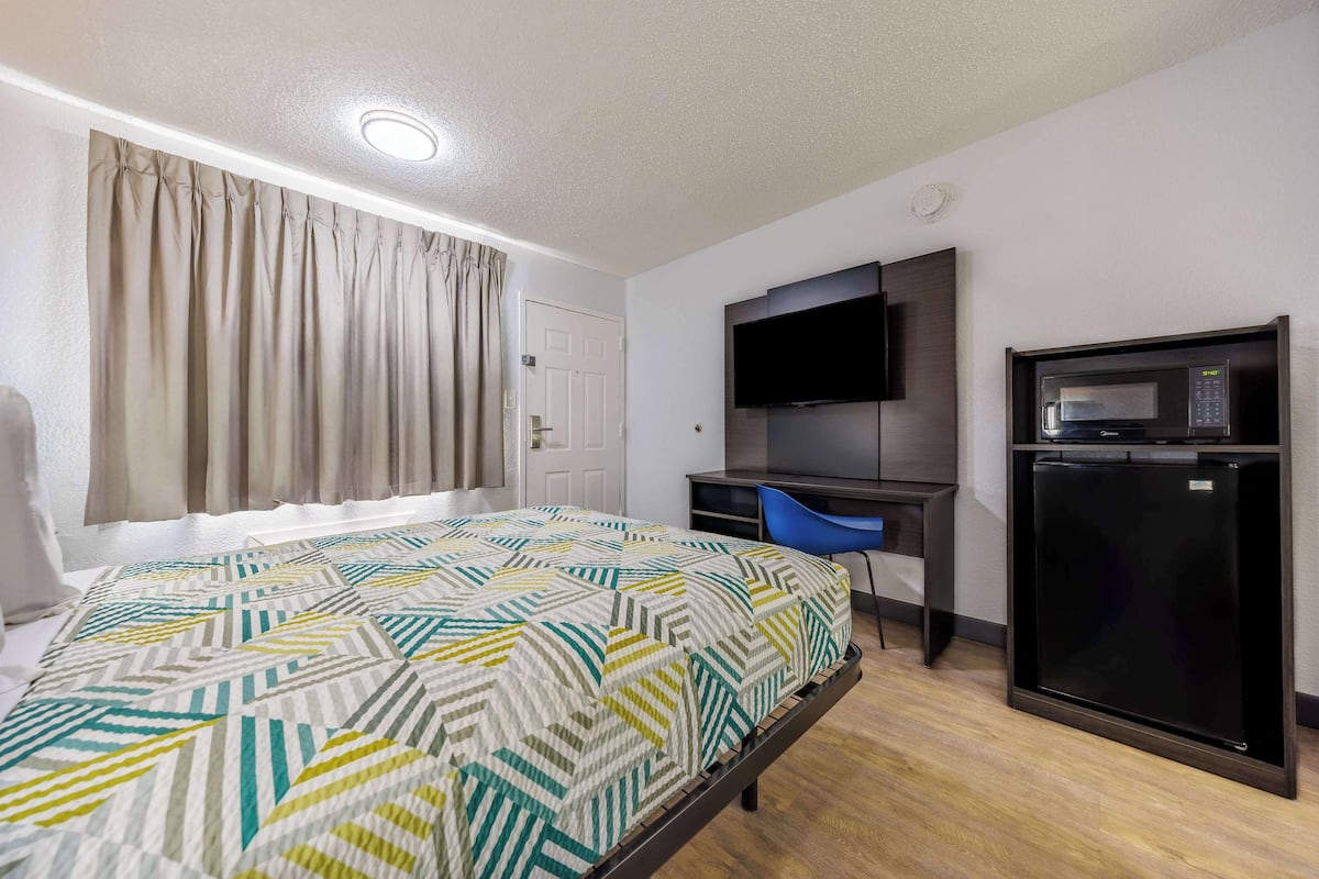 Desk, laptop workspace, free WiFi, bed sheets