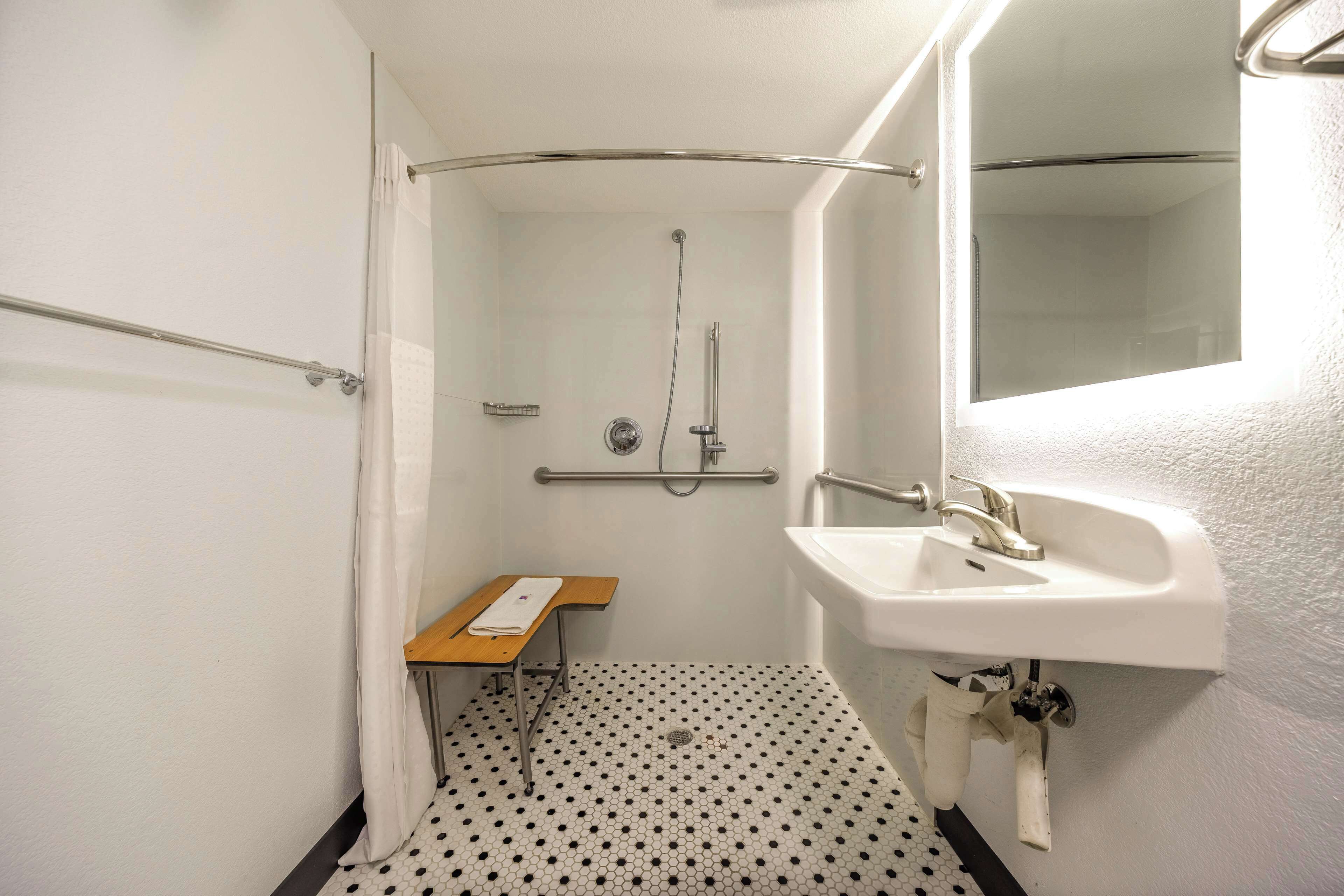 Ein kleines, kompaktes Badezimmer mit Dusche, Waschbecken und Toilette.
