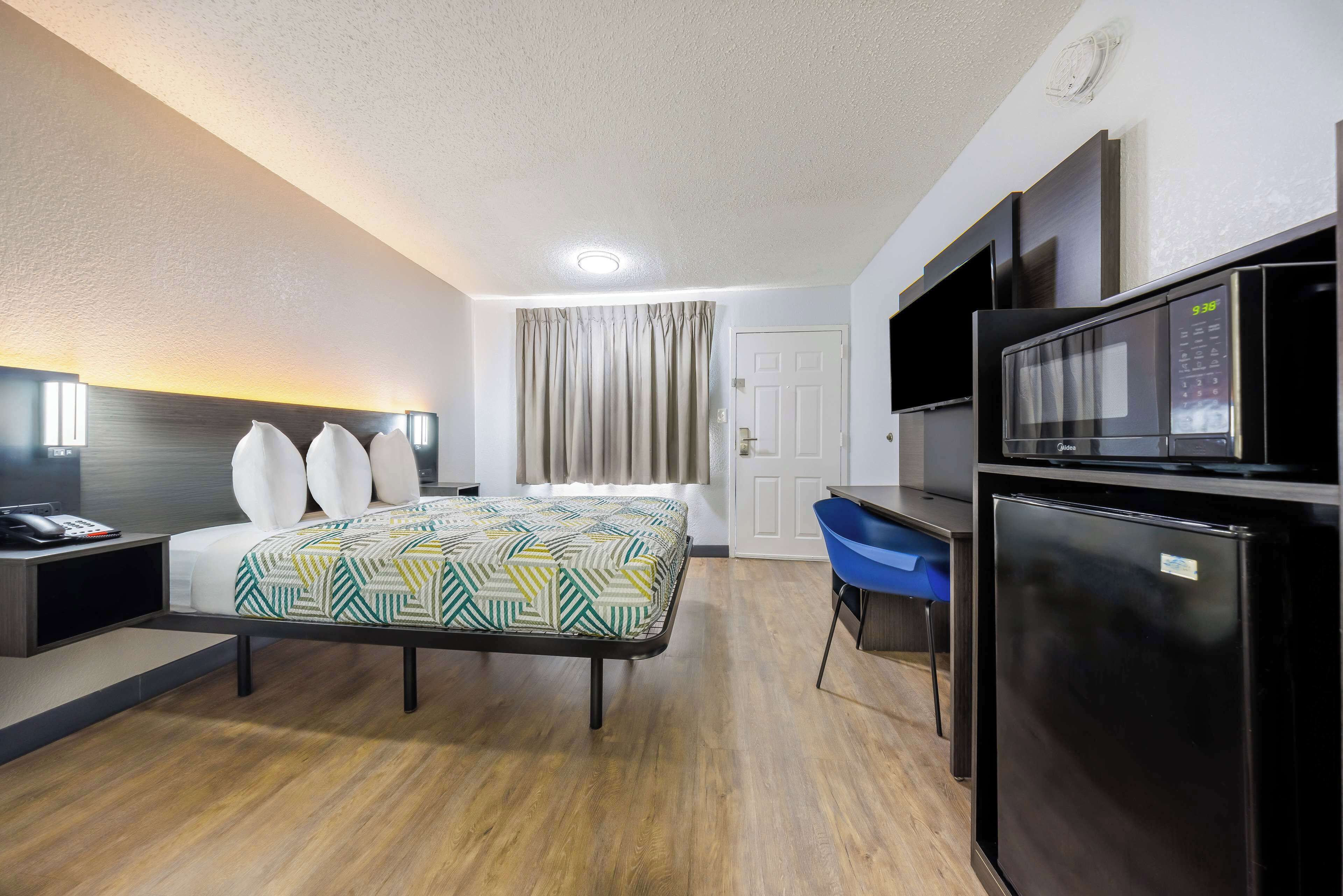 Bureau, espace de travail pour ordinateur portable, Wi-Fi gratuit