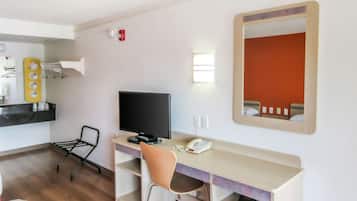 Escritorio, espacio para trabajar con un portátil, cortinas opacas