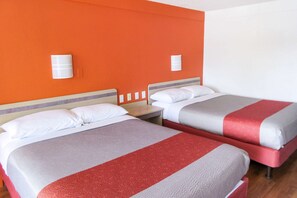 Escriptori, espai de treball apte per a portàtils i cortines opaques 