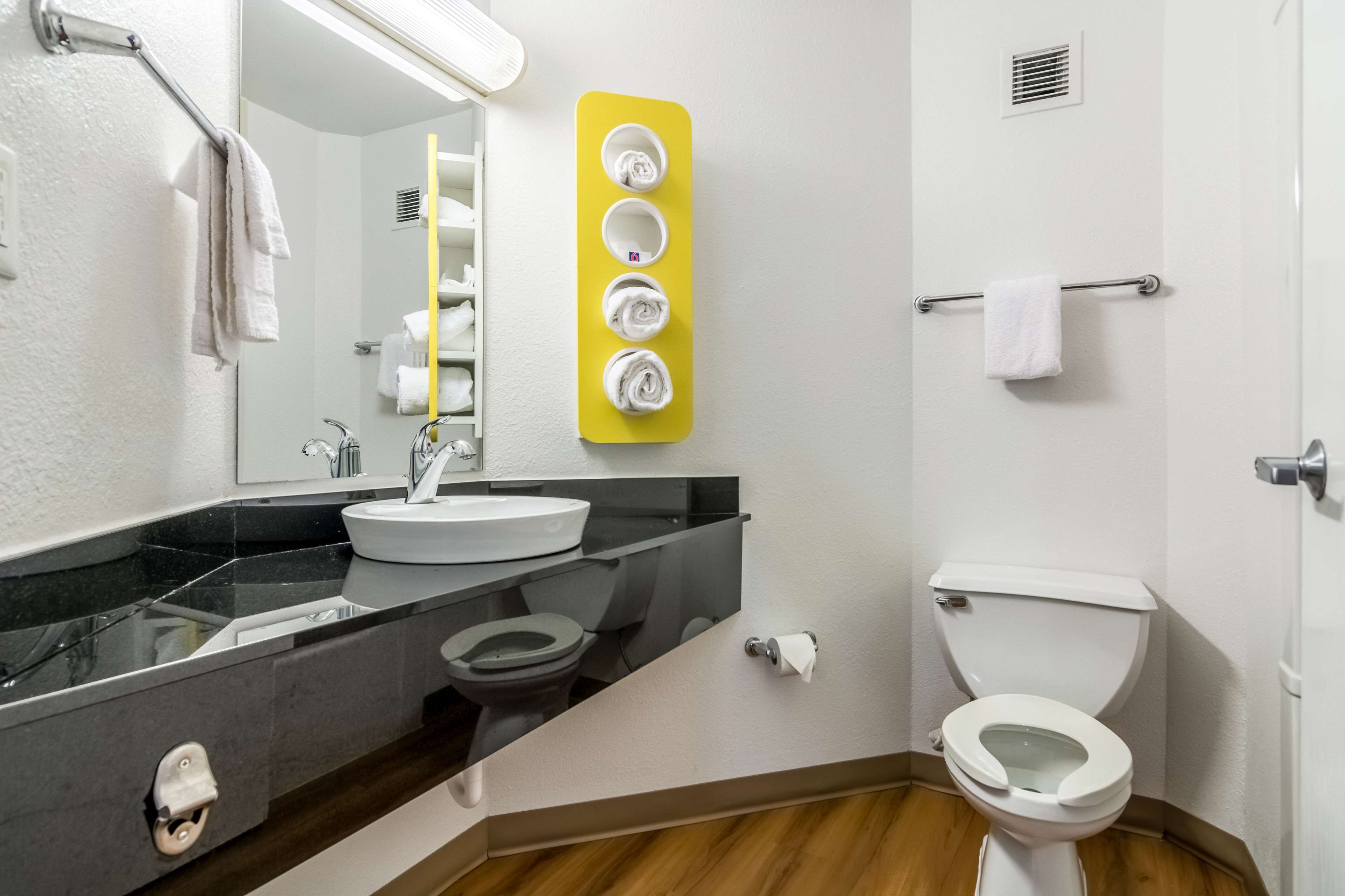 Regadera, amenidades de baño gratuitas, secadora de cabello, toallas 