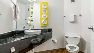 Regadera, amenidades de baño gratuitas, secadora de cabello, toallas