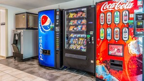 Un espace où l’on peut acheter des boissons, notamment des Pepsi et des Coca-Cola, ainsi que des glaçons.