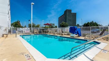 حمام سباحة خارجي