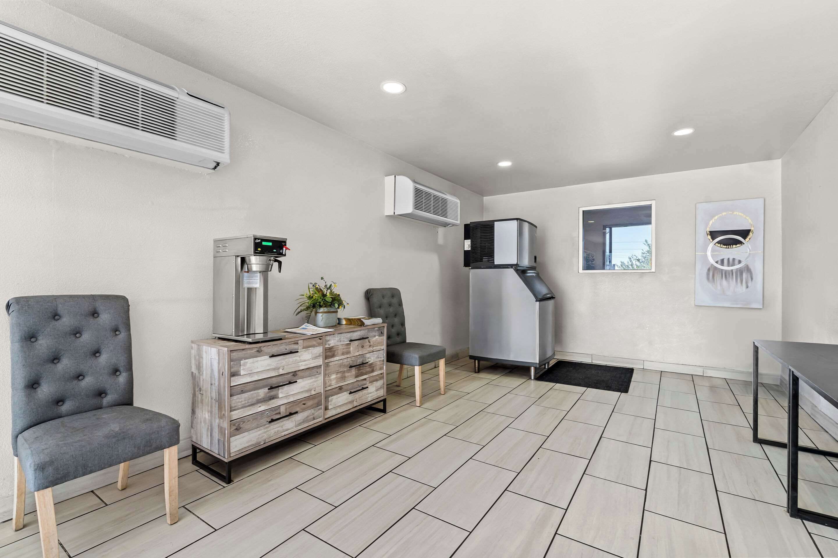 Photo - Econo Lodge Stockton near I-5 Fairgrounds