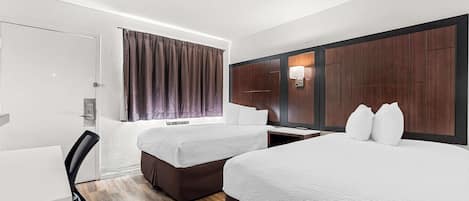 Luxe beddengoed, een bureau, een laptopwerkplek