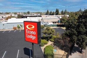 Un estacionamiento con un letrero de Econo Lodge.