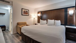 Roupas de cama premium, escrivaninha, espaço de trabalho para notebook