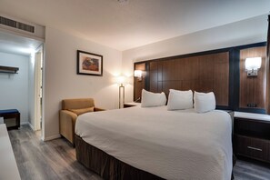 高档床上用品、办公桌、笔记本电脑工作区、遮光窗帘