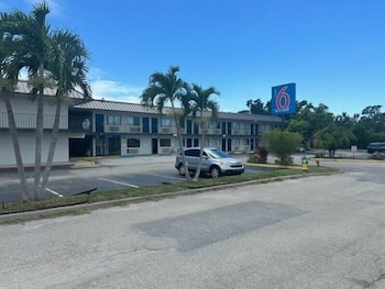 Front of property at Motel 6 Venice, FL