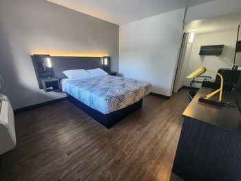 Free WiFi, bed sheets, wheelchair access at Motel 6 Venice, FL