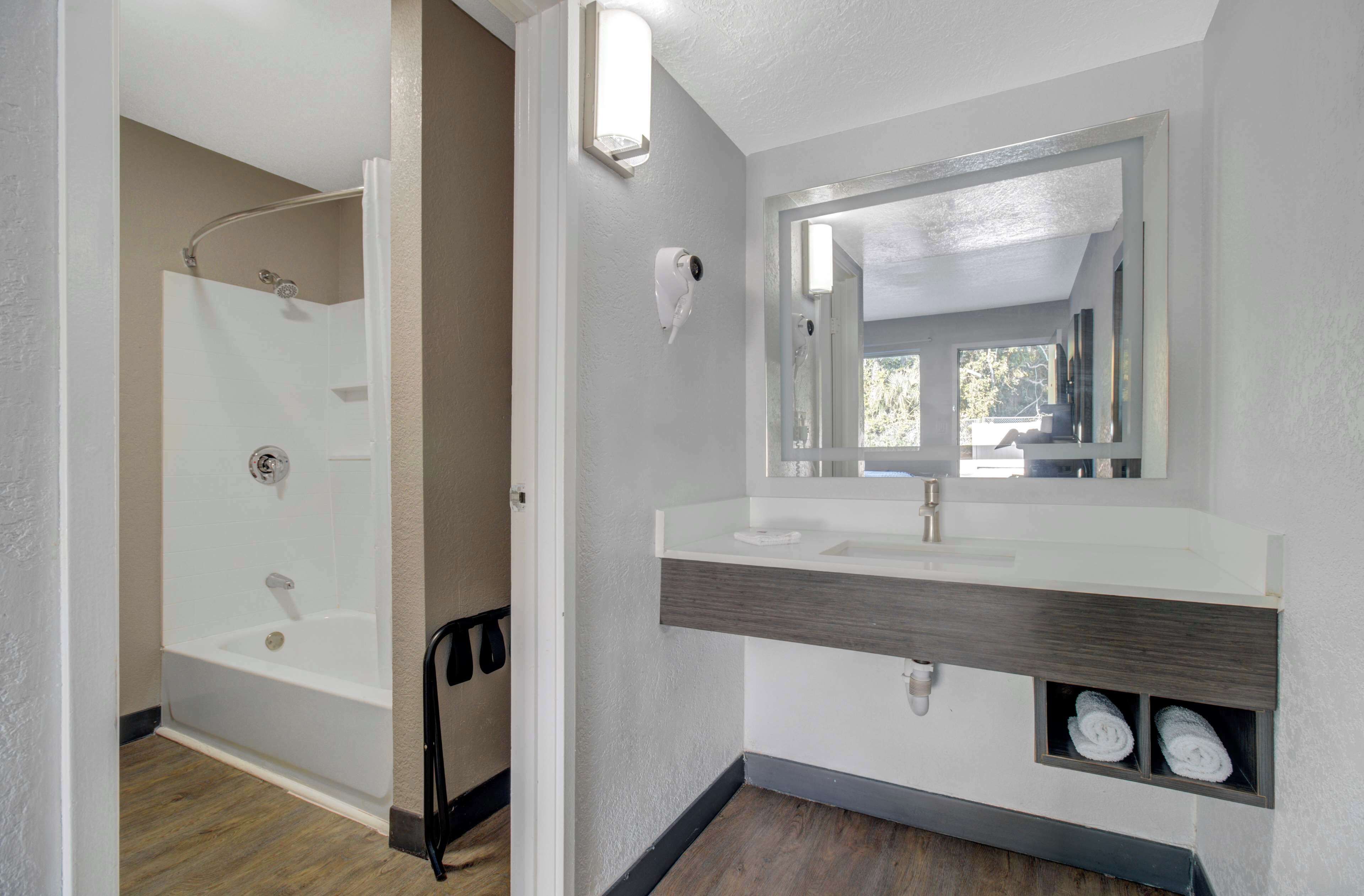 Een bad/douchecombinatie, gratis toiletartikelen, een haardroger