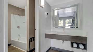 Een bad/douchecombinatie, gratis toiletartikelen, een haardroger
