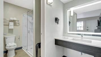 Ducha y bañera combinadas y artículos de higiene personal gratuitos