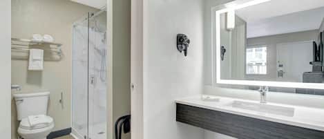 Combined shower/bathtub, free toiletries, hair dryer, towels