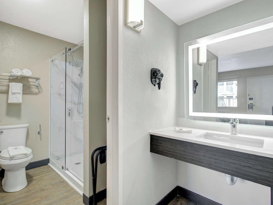 Ducha y bañera combinadas y artículos de higiene personal gratuitos
