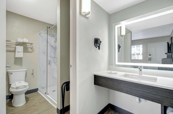 Ensemble baignoire-douche, articles de toilette (gratuits)