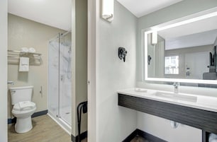 Combined shower/tub, free toiletries, hair dryer, towels