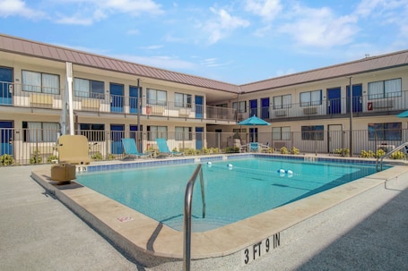 Außenpool. Motel 6 Venice, FL