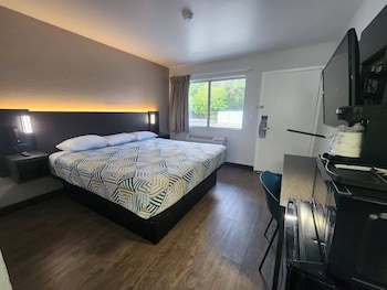 Premium Room, 1 King Bed, Non Smoking, Refrigerator & Microwave | Free WiFi, bed sheets, wheelchair access at Motel 6 Venice, FL
