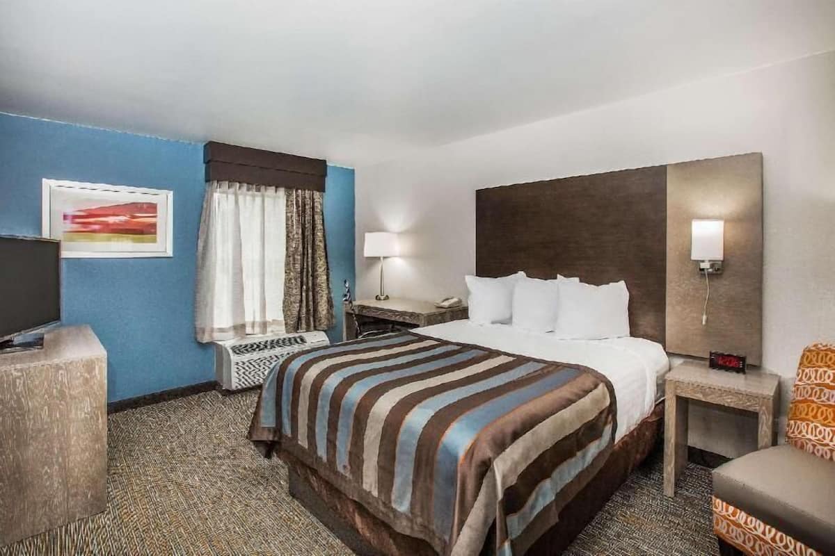1 bedroom, hypo-allergenic bedding, pillow-top beds, desk