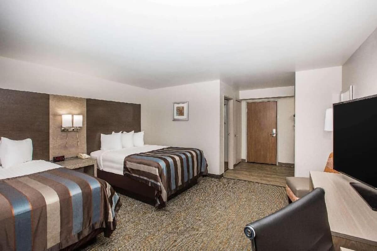 1 bedroom, hypo-allergenic bedding, pillow-top beds, desk