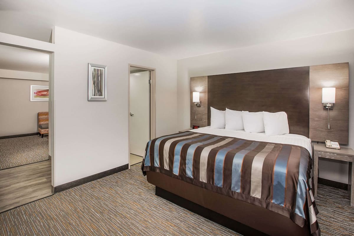 1 bedroom, hypo-allergenic bedding, pillow-top beds, desk