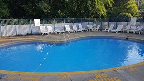 Seasonal outdoor pool, open 9:00 AM to 8:00 PM, pool loungers - Mentor Home Inn (Mentor)