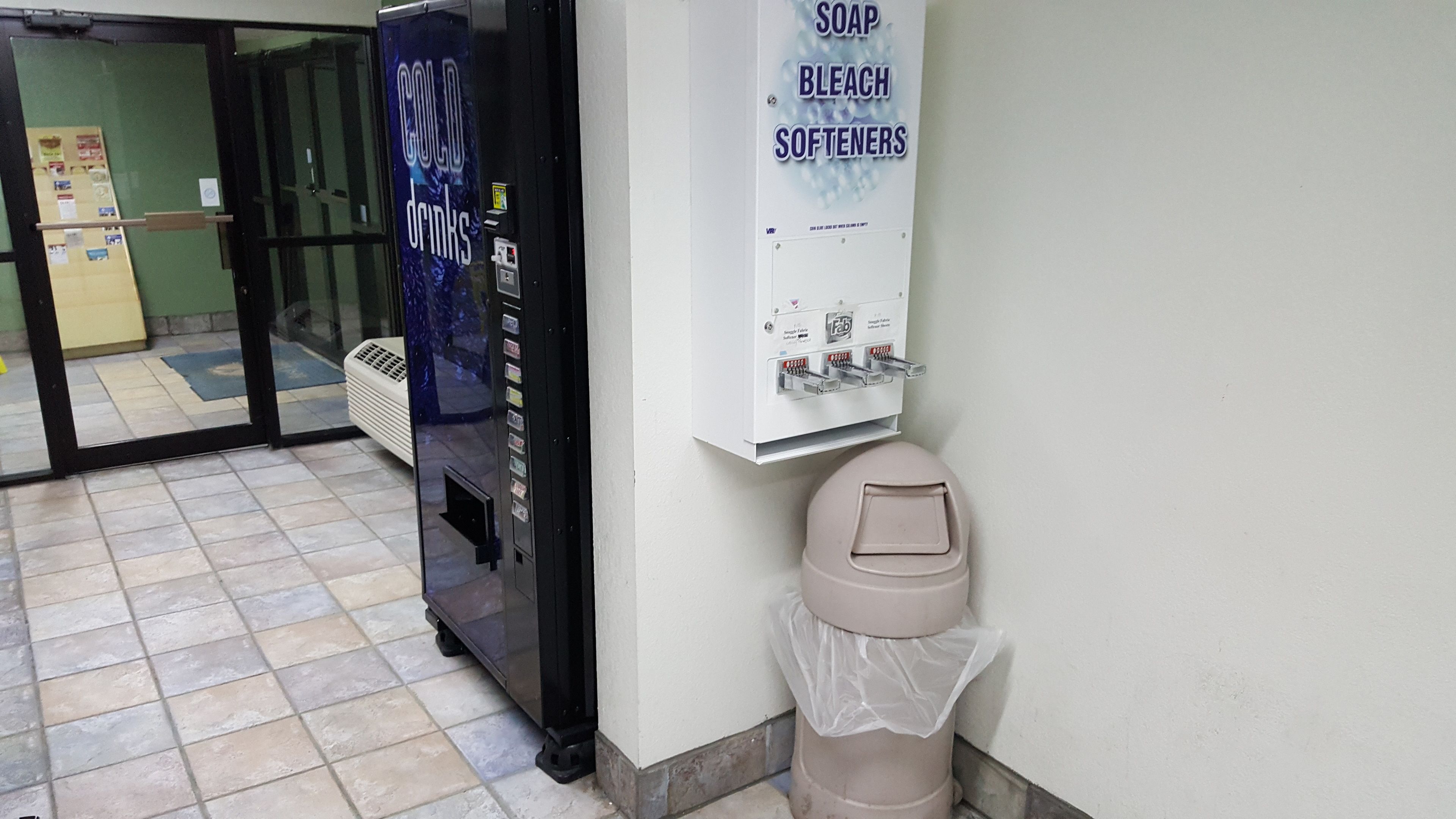 Des toilettes équipées d’un distributeur automatique de boissons fraîches, d’un distributeur de savon et d’eau de Javel, et d’une poubelle.