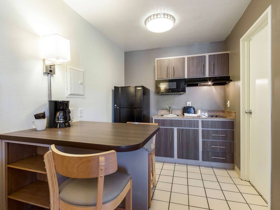 Een koelkast, een magnetron, een koffiezetapparaat/waterkoker