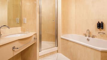 Une salle de bain moderne avec deux lavabos, une douche et une baignoire.