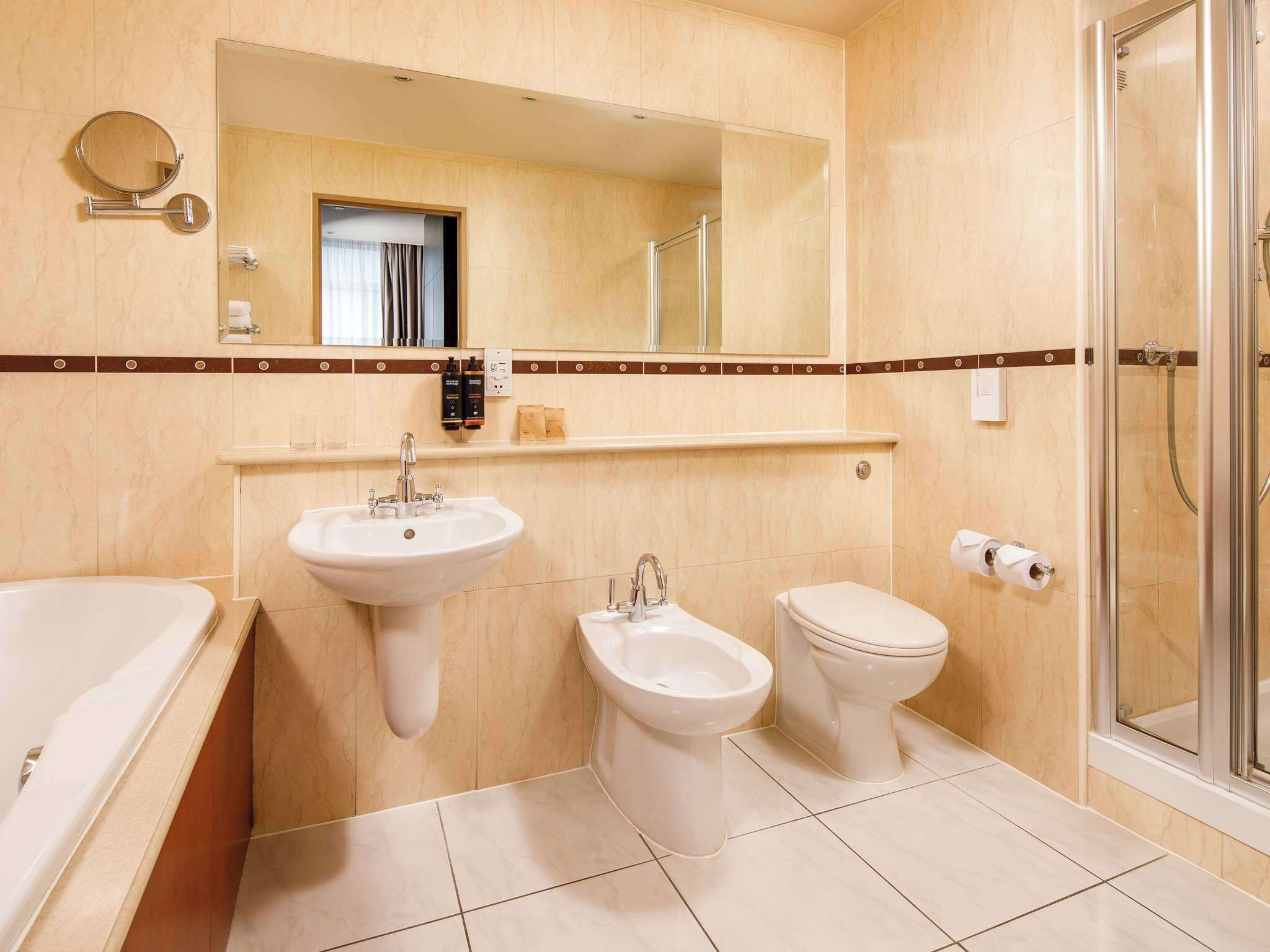 deluxe suite, 1 double bed | bathroom | separate bathtub and shower, deep-soaking bathtub