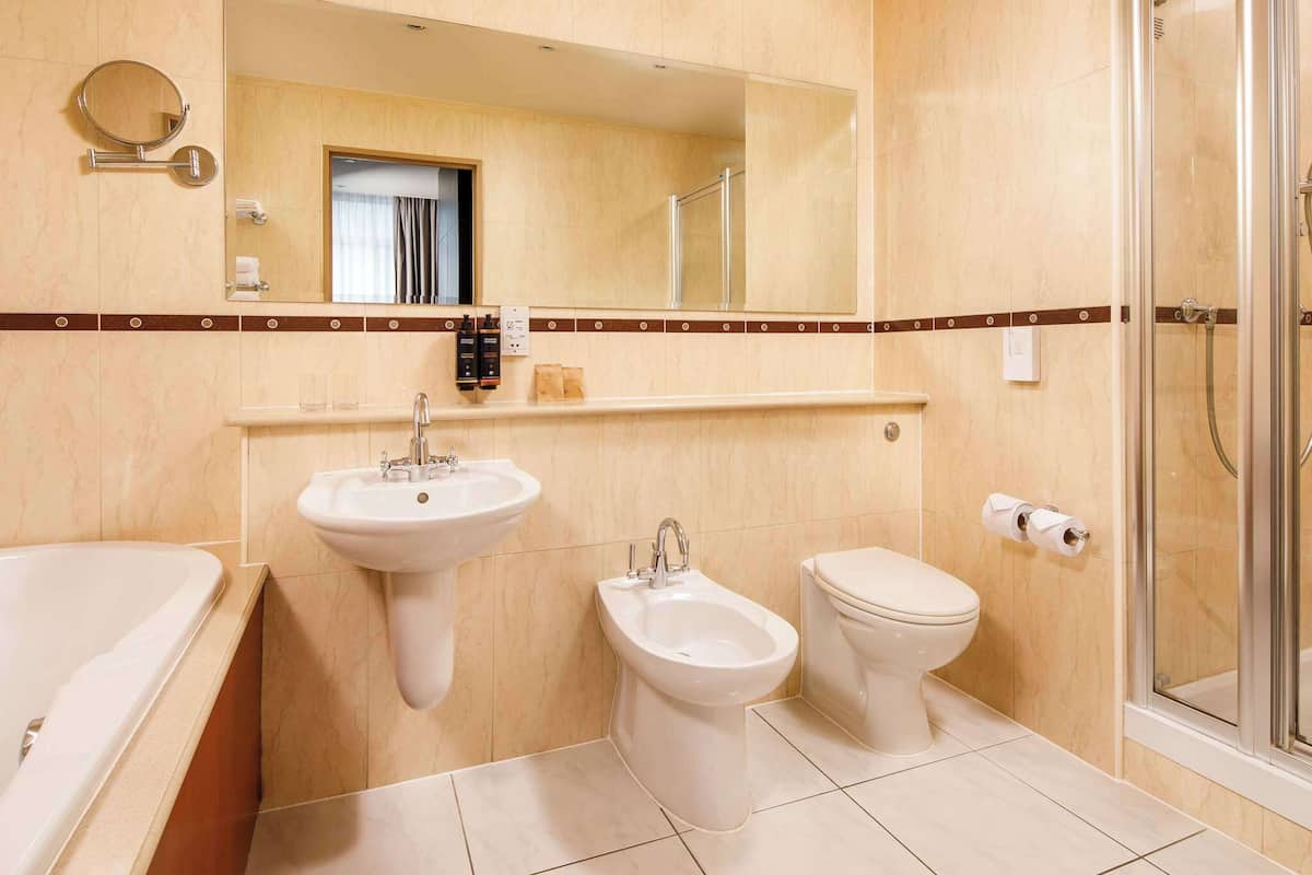 deluxe suite, 1 double bed | bathroom | separate bathtub and shower, deep-soaking bathtub
