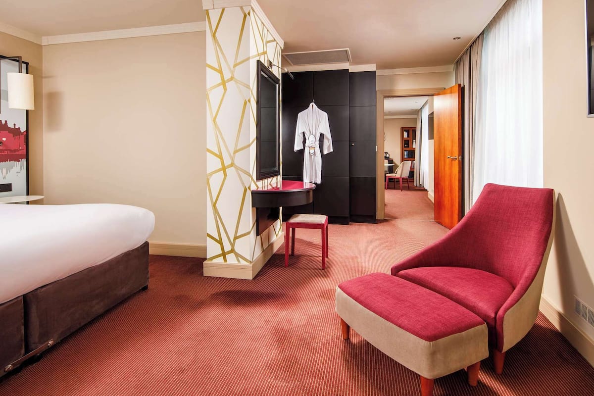 deluxe suite, 1 double bed | 1 bedroom, in-room safe, desk, laptop workspace