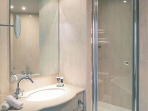 Habitación superior, 1 cama Queen size | Baño | Tina y regadera independientes y tina profunda 