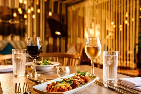 Breakfast and dinner served