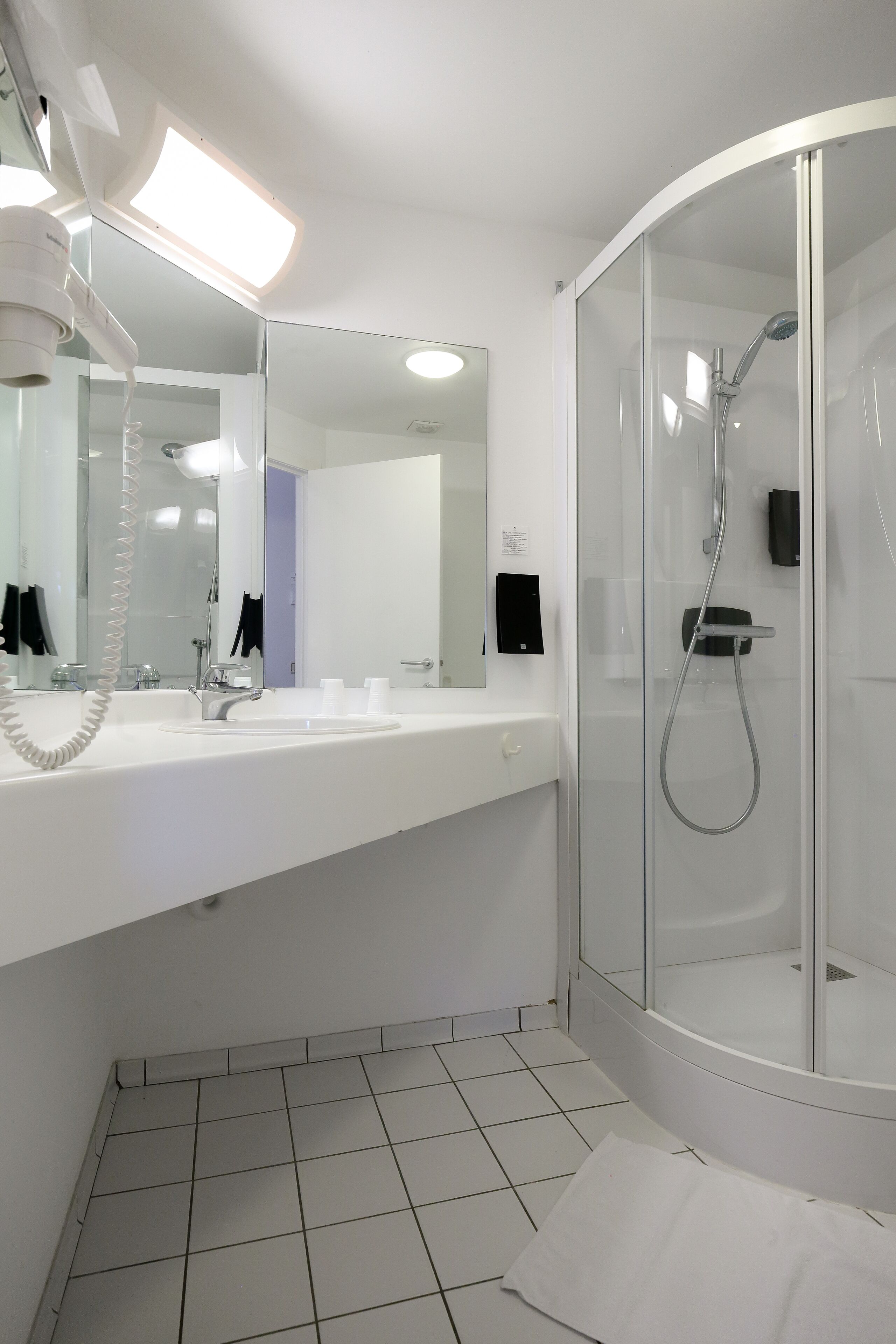 Double Room, Accessible | Bathroom | Shower, hair dryer, towels