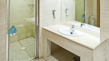 Shower, hair dryer, bidet, towels